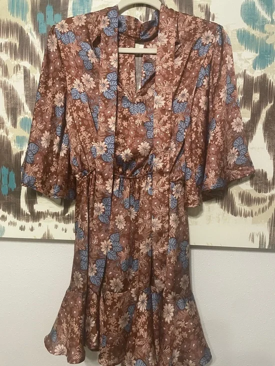 NWT- Vici Satin Foster Keyhole with light blue, navy, cream, rust florals. - Picture 2 of 7